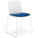 Besucherstuhl Stapelstuhl ARTE | Kufengestell weiss | Sitzpolster in Sea Blue